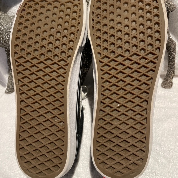 VANS OLD SCHOOL BLACK AND WHITE SIZE 10.5 - hardly used.. soles have no wear! - Picture 10 of 11